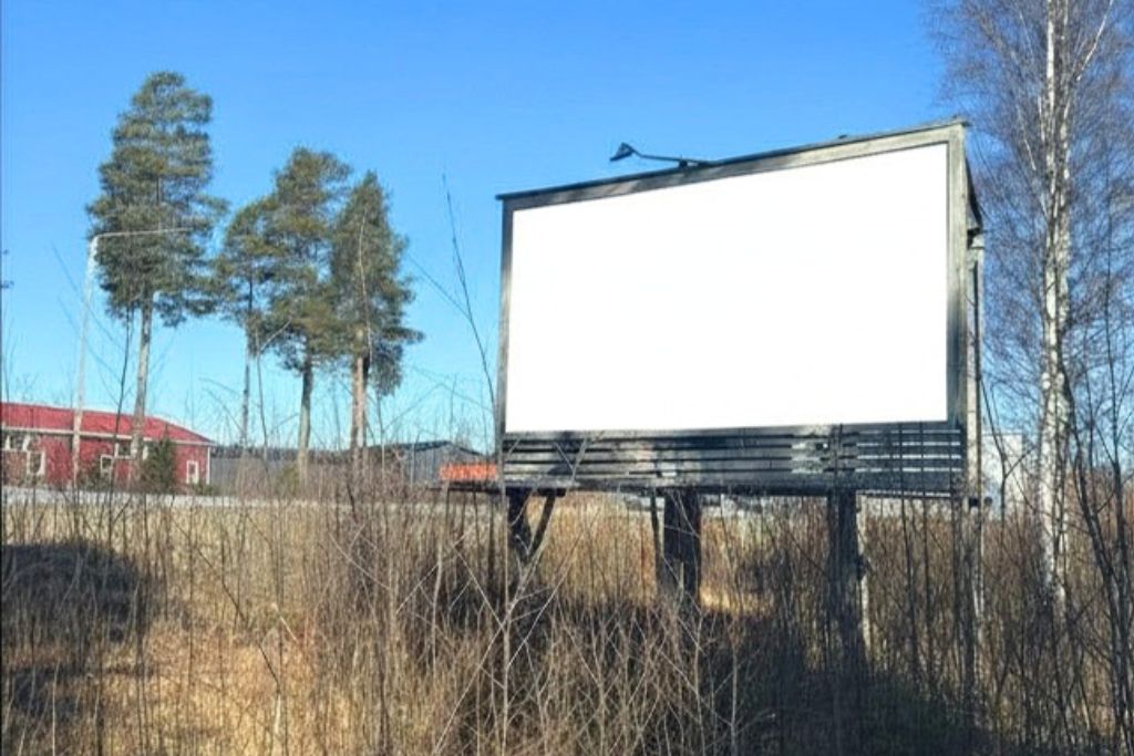 Kolmostiellä näkyvyyttä. Tienvarsimainos yritykselle Pirkanmaalla, näkyvyyttä parhaimmillaan